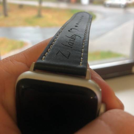 Foto - eses kožený řemínek s gravírováním "Z lásky" pro Apple Watch černý s bílým prošíváním 42mm/44mm/45mm